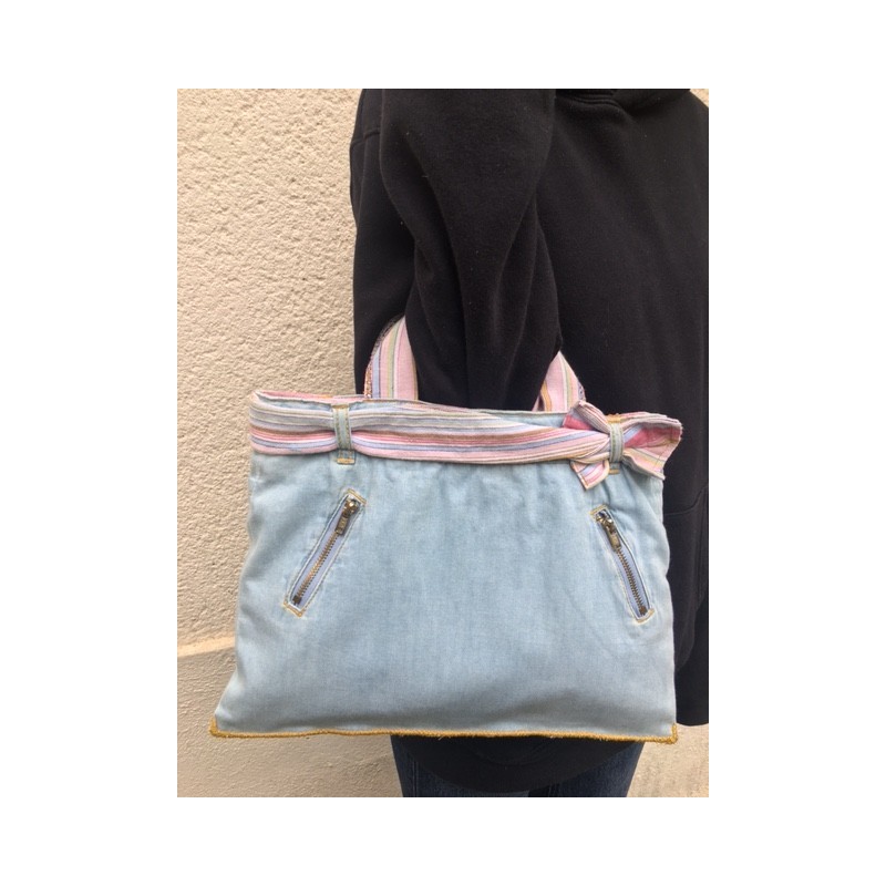sac confectionné en associant une jupe bleue taille enfant avec un chemisier coloré pièce unique local confection française