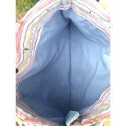 sac confectionné en associant une jupe bleue taille enfant avec un chemisier coloré pièce unique local confection française