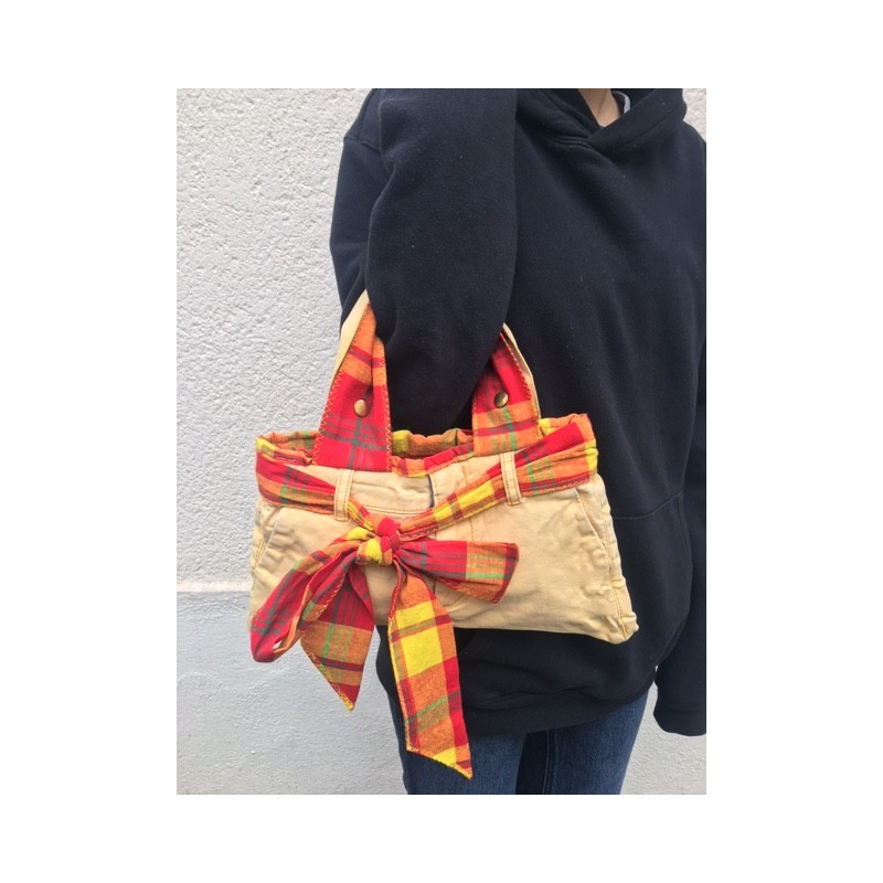 Sac confectionné avec un pantalon enfant et un tissu madras pièce unique coloré local recyclage