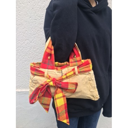 Sac confectionné avec un pantalon enfant et un tissu madras pièce unique coloré local recyclage