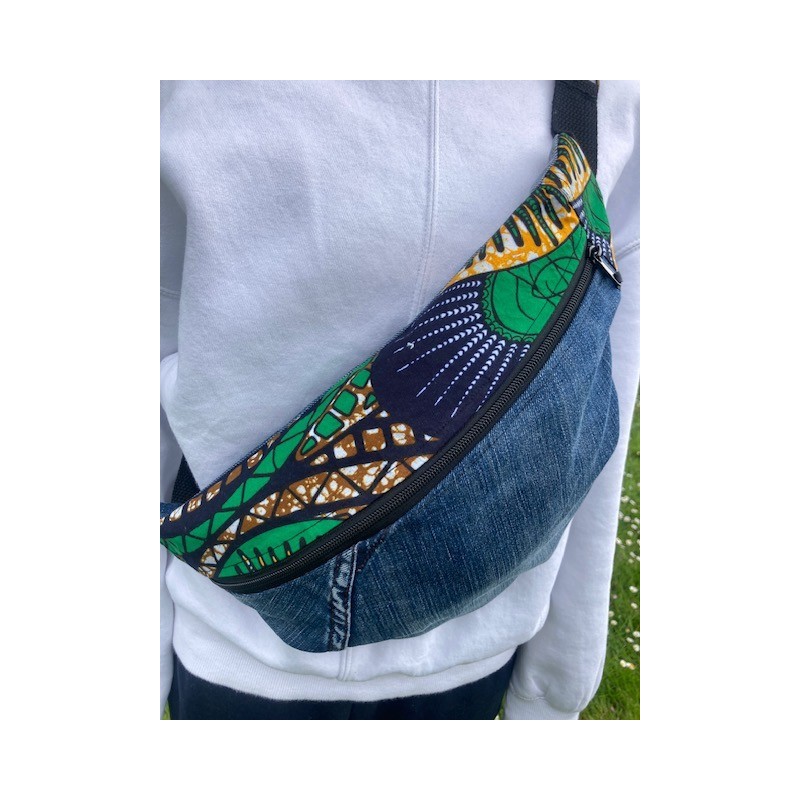 Sac banane en jeans et wax coloré vert jaune noir blanc pièce unique sympa recyclée unique sangle 3cm noire réglable