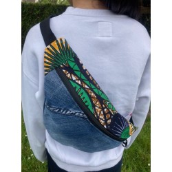 Sac banane en jeans et wax coloré vert jaune noir blanc pièce unique sympa recyclée unique sangle 3cm noire réglable