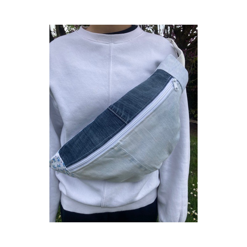 Pièce unique. Sac banane confectionné avec deux jeans et d'un tissu fleuri bleu.