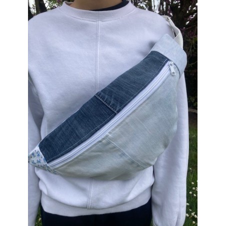Pièce unique. Sac banane confectionné avec deux jeans et d'un tissu fleuri bleu.