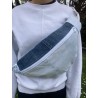 Pièce unique. Sac banane confectionné avec deux jeans et d'un tissu fleuri bleu.