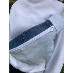 Pièce unique. Sac banane confectionné avec deux jeans et d'un tissu fleuri bleu.
