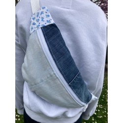 Pièce unique. Sac banane confectionné avec deux jeans et d'un tissu fleuri bleu.