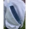Pièce unique. Sac banane confectionné avec deux jeans et d'un tissu fleuri bleu.