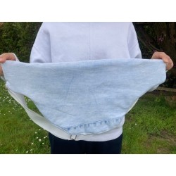 Pièce unique. Sac banane confectionné avec deux jeans et d'un tissu fleuri bleu.