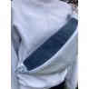 Pièce unique. Sac banane confectionné avec deux jeans et d'un tissu fleuri bleu.