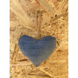 Petit coeur à suspendre rembouré avec de la mousse et son attache cordelle. Il se met soit à une poignée de porte, soit à une