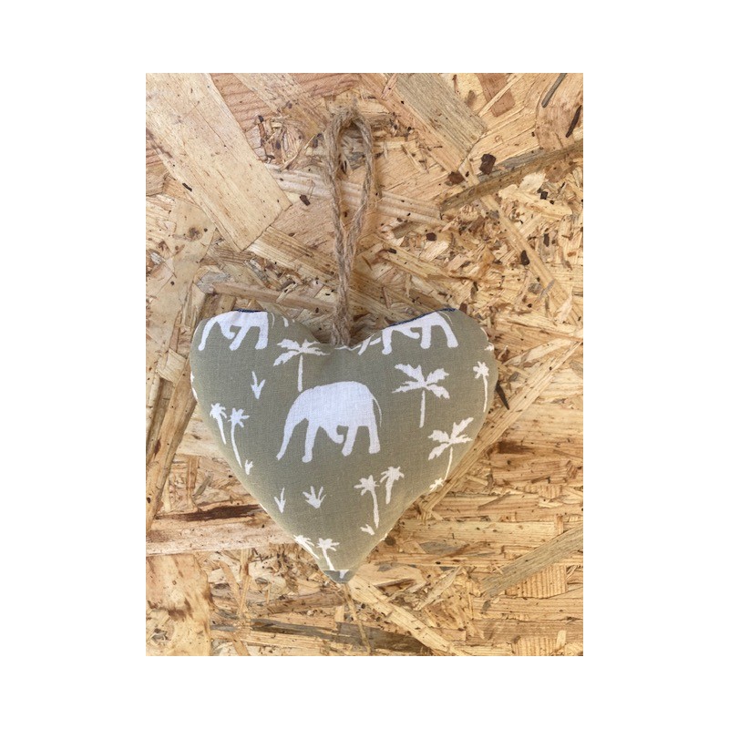 Petit coeur à suspendre rembouré avec de la mousse et son attache cordelle. Il se met soit à une poignée de porte, soit à une