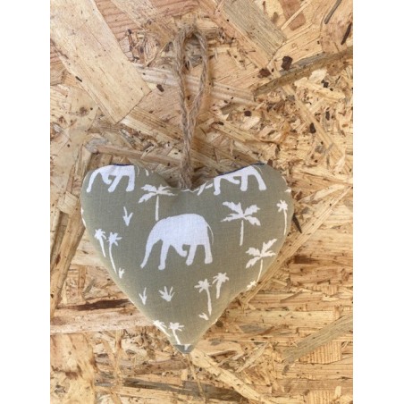 Petit coeur à suspendre rembouré avec de la mousse et son attache cordelle. Il se met soit à une poignée de porte, soit à une